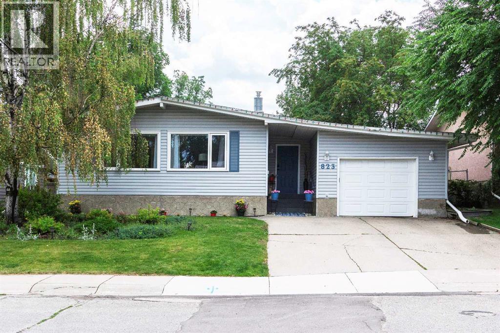 823 Cannell Rd SW, Calgary, AB T2W 1T5