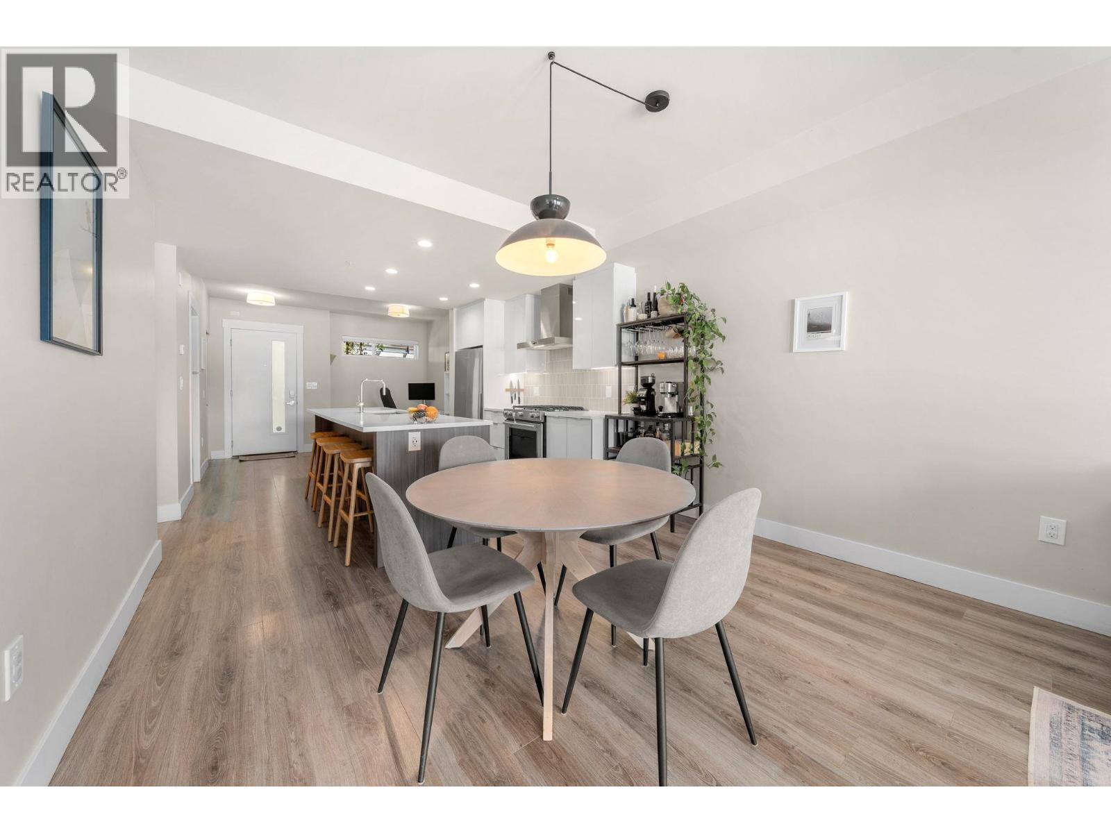 1496 Charlotte Road Unit 302, North Vancouver, BC V7J 0C9