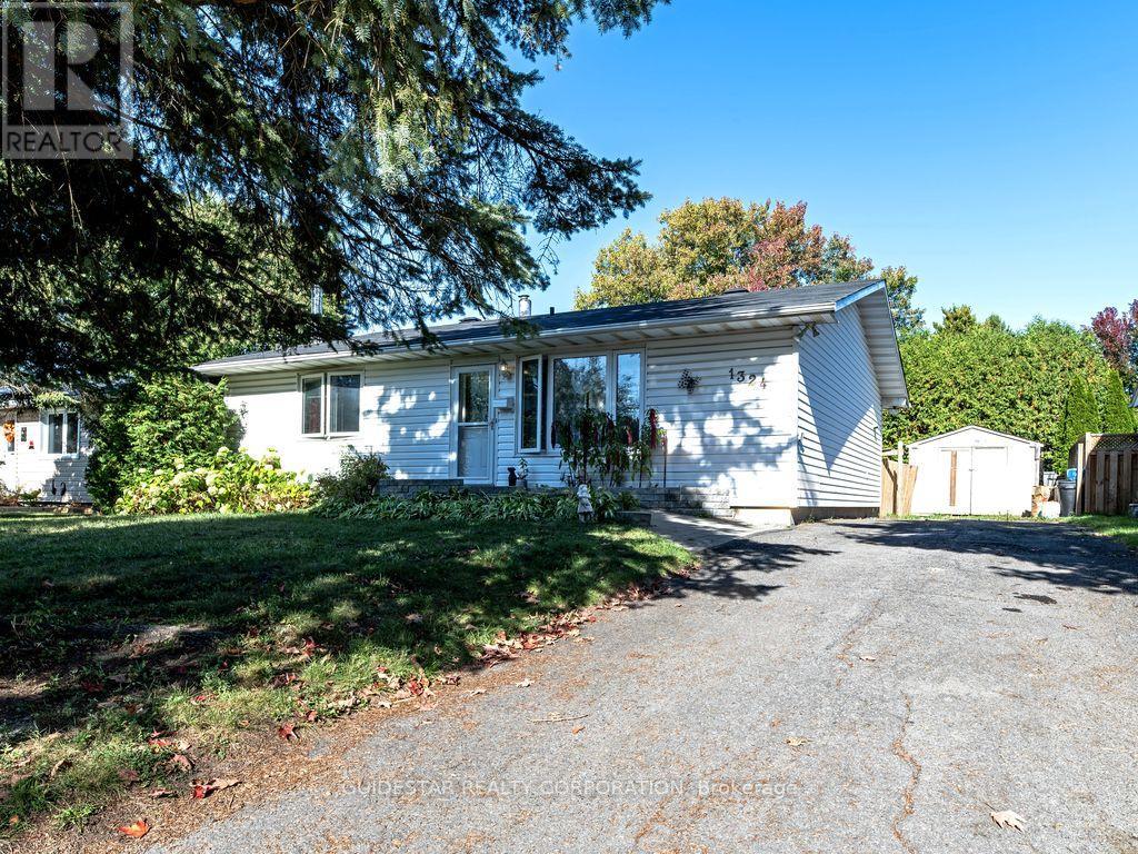 1324 Rainbow Cres, Ottawa, ON K1J 8E2
