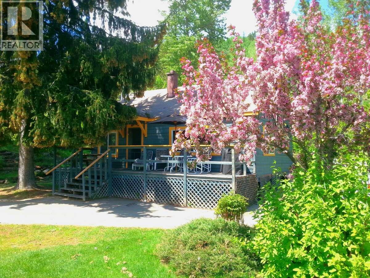 417 Copper Rd, Rossland, BC V0G 1Y0