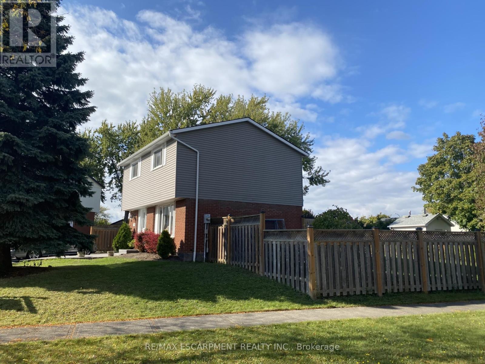 120 Chilton Dr, Hamilton Stoney Creek, ON L8J 1M5