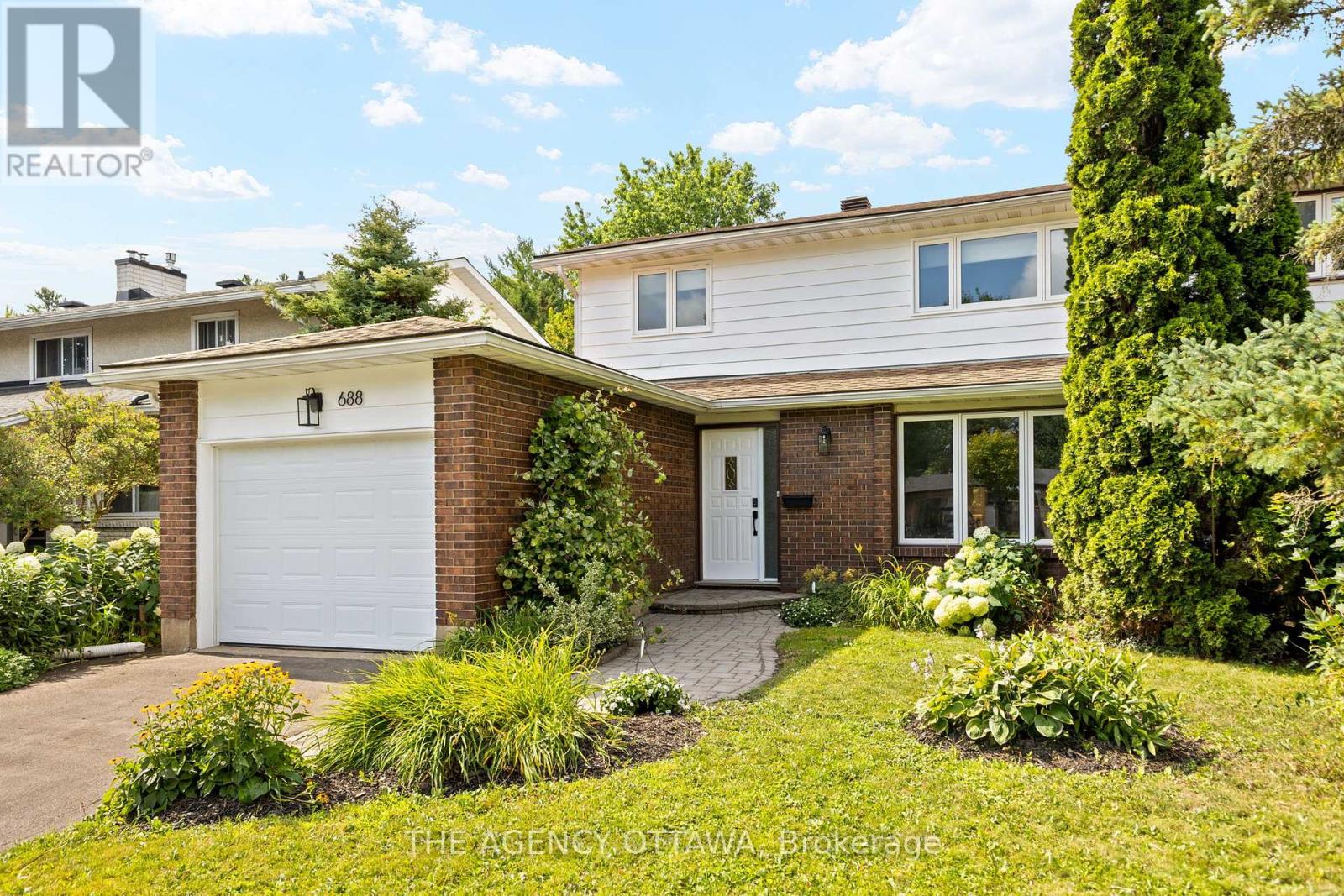 688 Laverendrye Dr, Ottawa, ON K1J 7X6