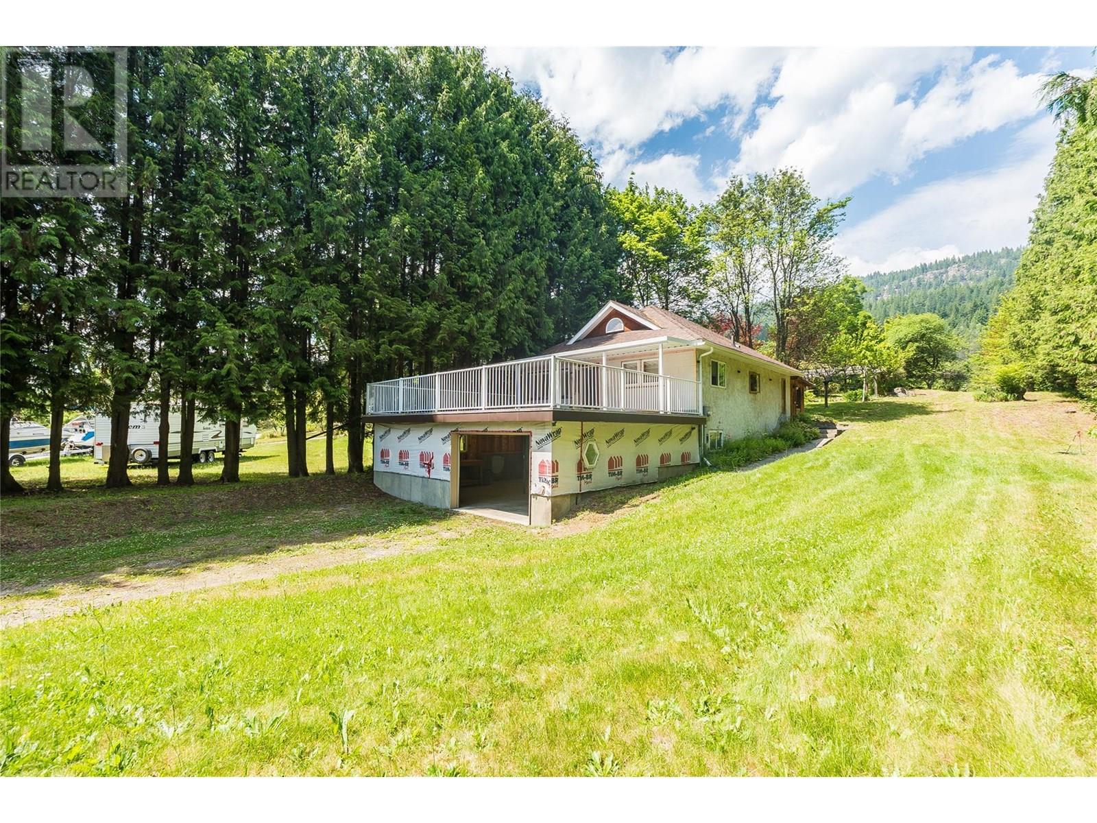 3253 Broadwater Rd, Castlegar, BC V0G 1X0
