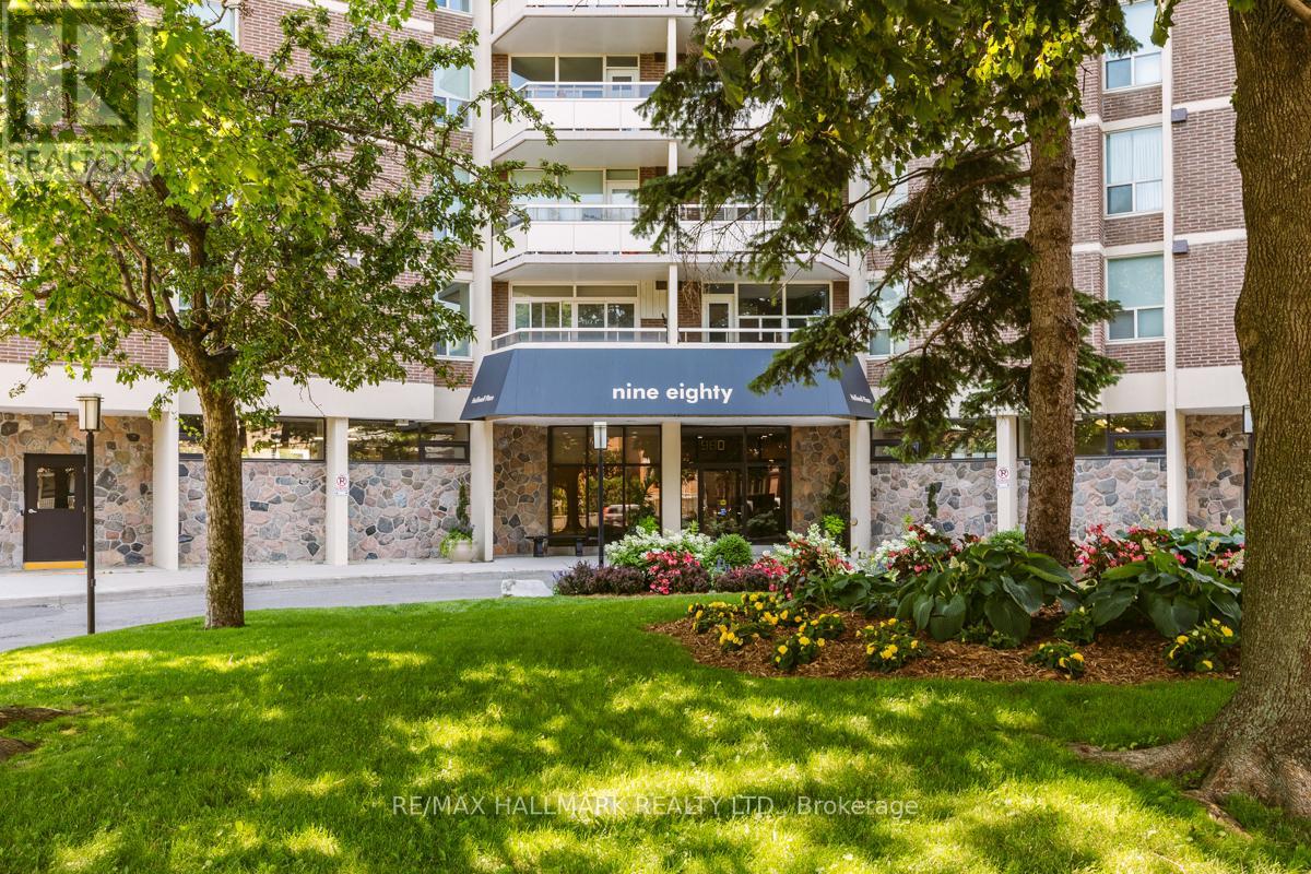 802 980 Broadview Ave, Toronto, ON M4K 3Y1