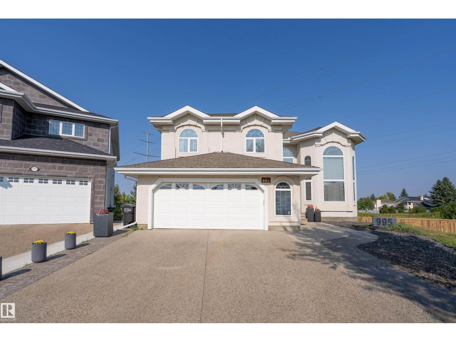 995 Hollingsworth Bend Bn NW, Edmonton, AB T6R 3G7