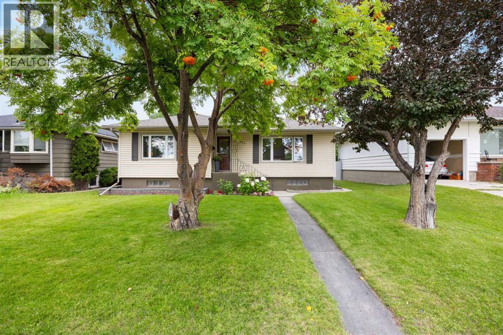 2452 Capitol Hill Cres NW, Calgary, AB T2M 4C2