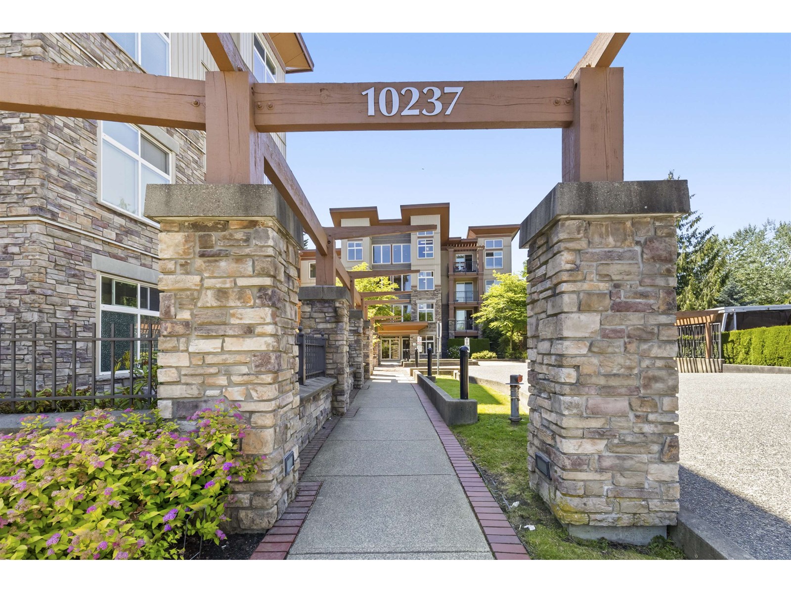 10237 133 Street Unit 212, Surrey, BC V3T 0C6