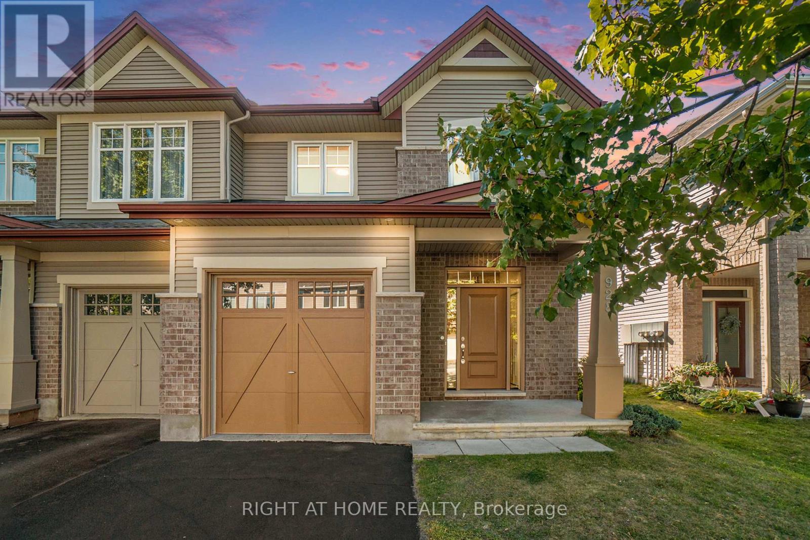 928 Bunchberry Way, Ottawa, ON K1T 3T8