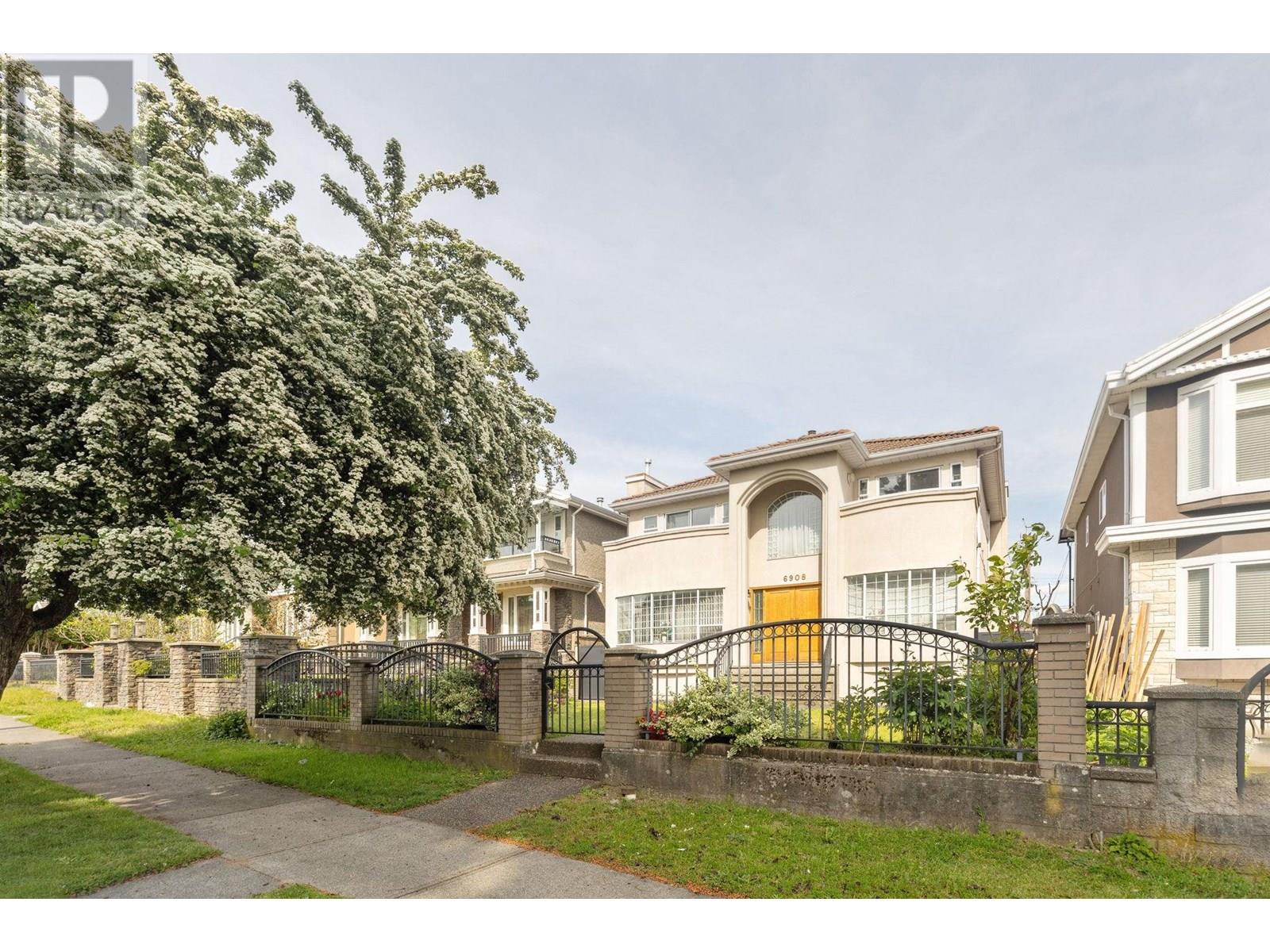 6908 Dawson St, Vancouver, BC V5S 2W3