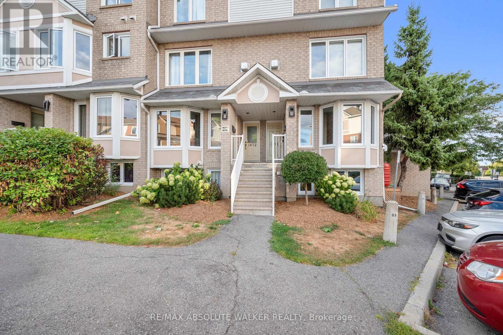1673 Locksley Ln, Ottawa, ON K1J 1B6