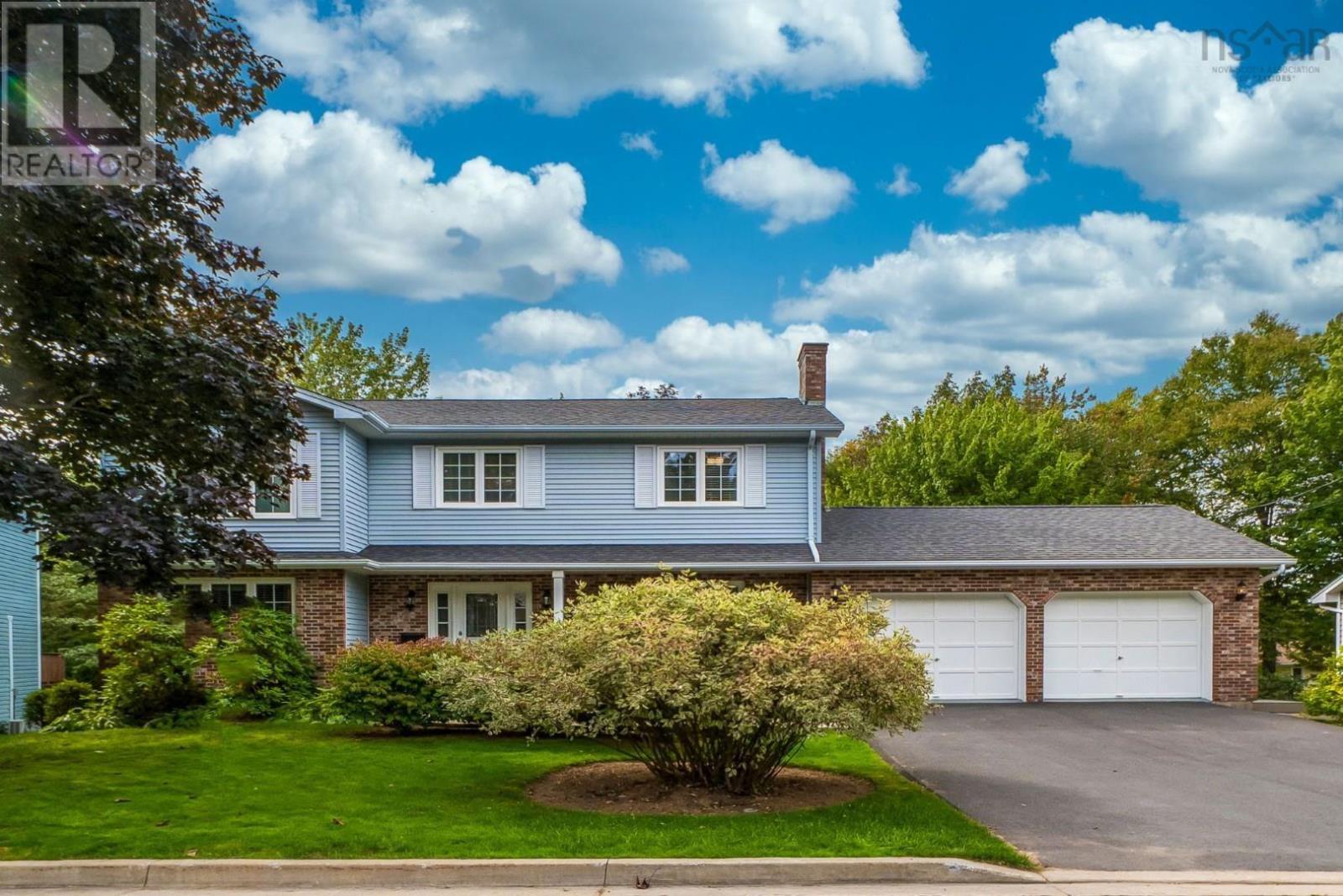 10 Parkvale Cres, Bedford, NS B4A 3M3