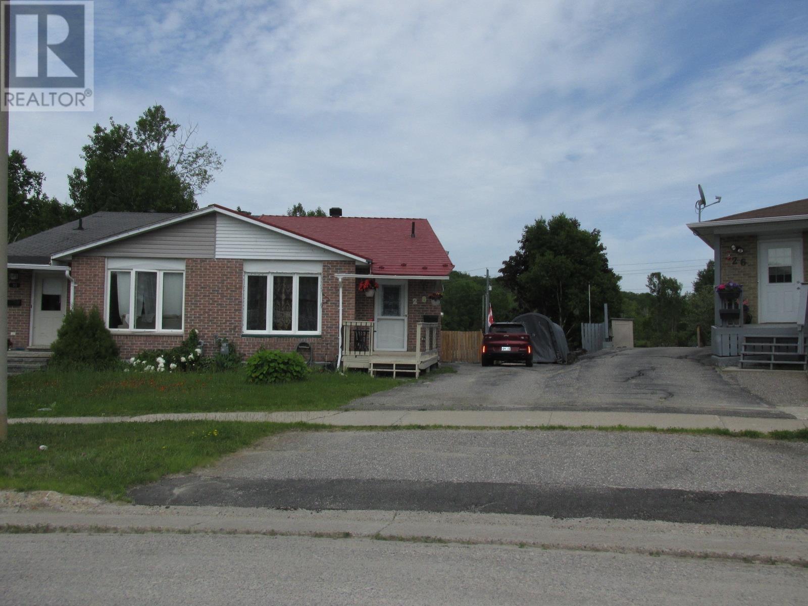 28 Mcquarrie Pl, Elliot Lake, ON P5A 3C1