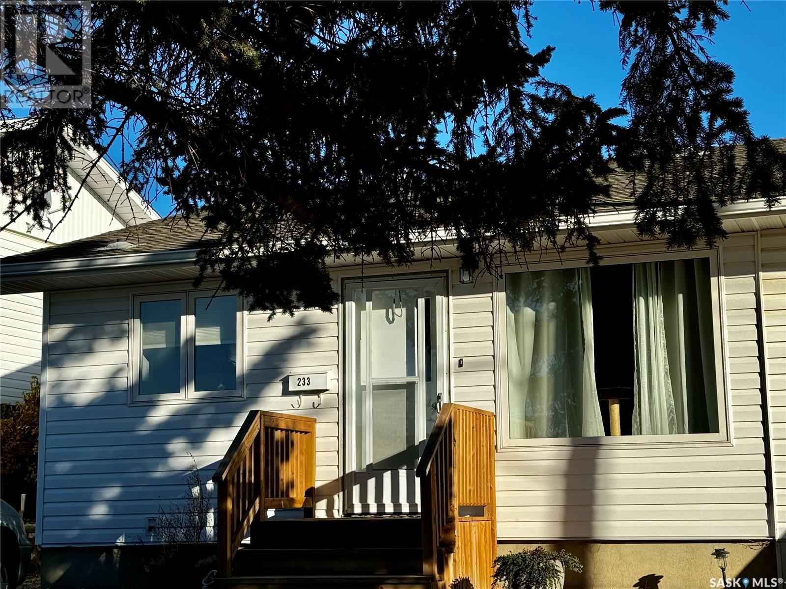 233 18 Avenue Northeast, Swift Current, SK S9H 2Y2