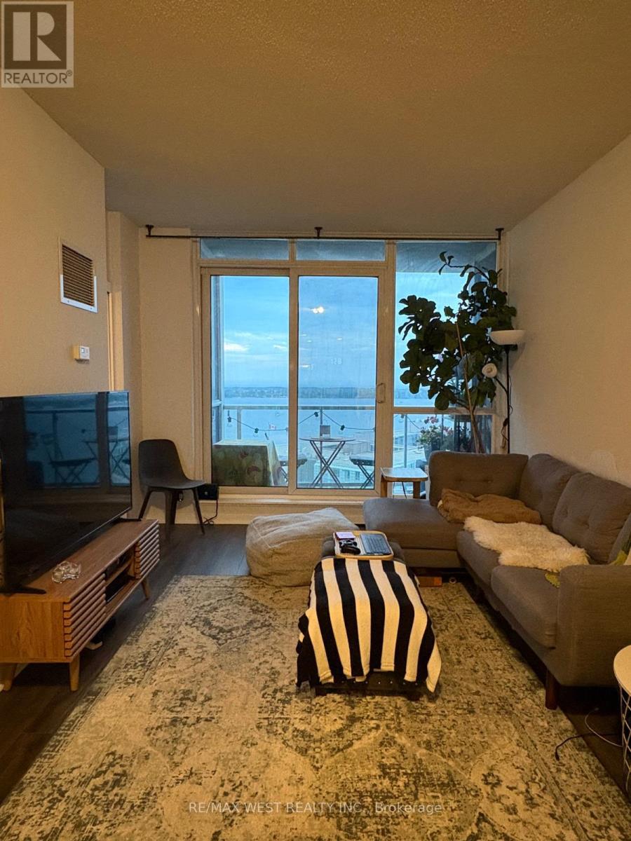 2204 218 Queens Quay W, Toronto, ON M5J 2Y6