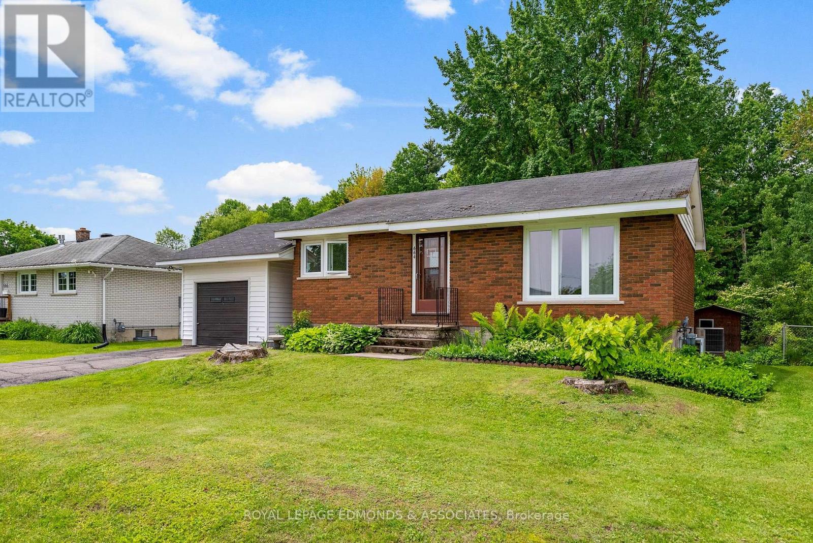 664 Third Ave, Laurentian Valley, ON K8A 5H3