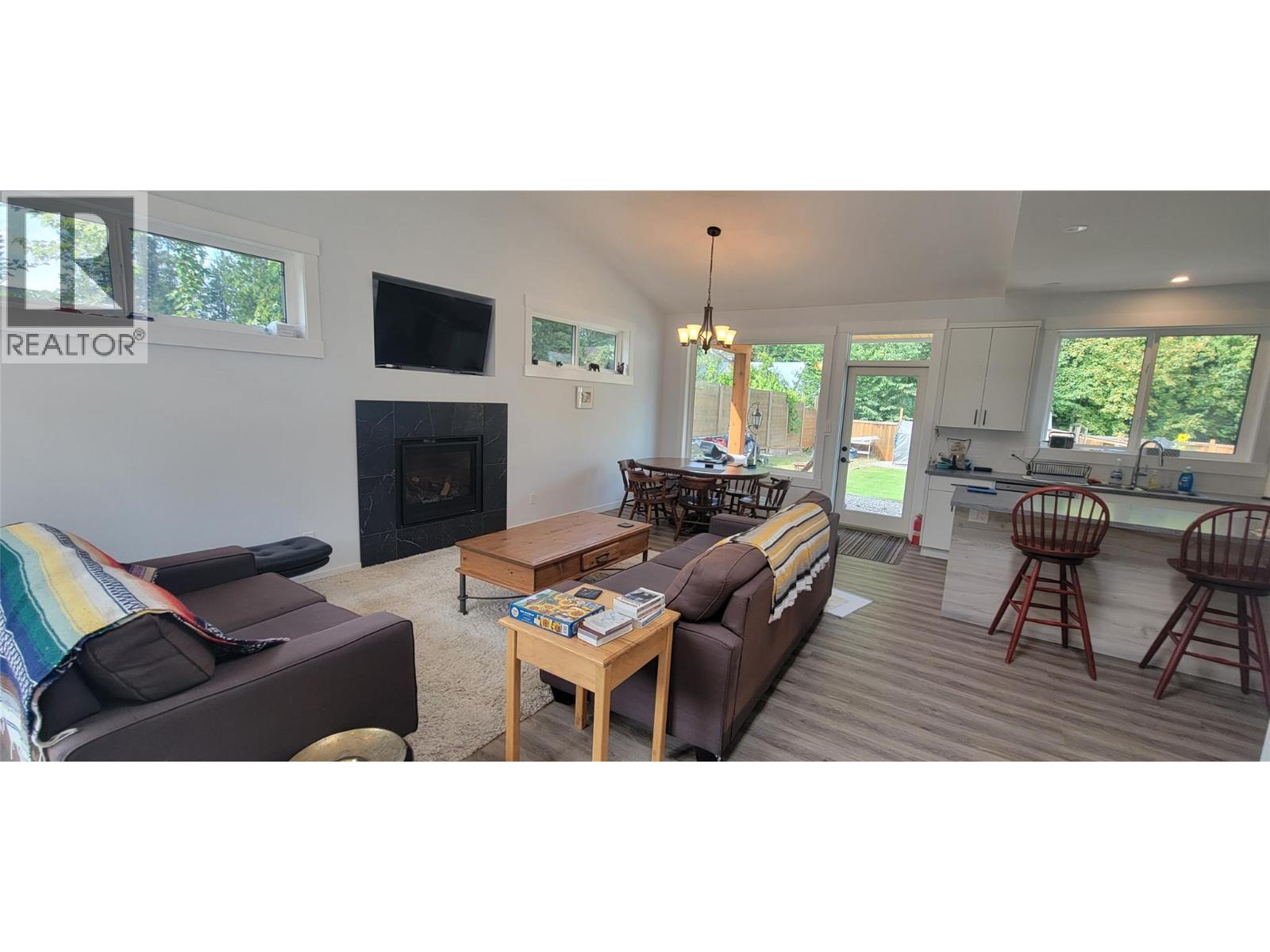 611 Hume St, Slocan, BC V0G 2C0