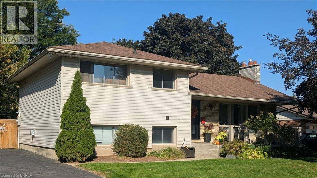 14 Meadow Rd, Brantford, ON N3R 3L1