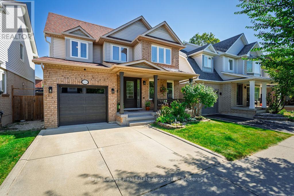 2221 Bluegrass Ln, Burlington, ON L7L 6L5