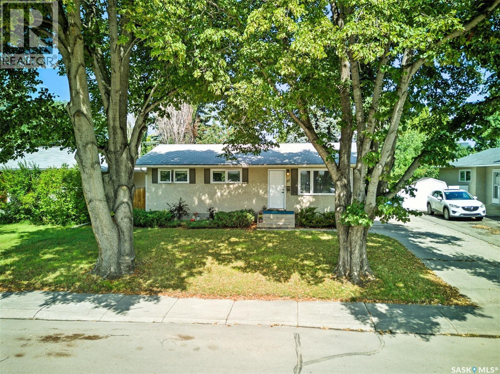 97 Maxwell Cres, Saskatoon, SK S7L 3Y4
