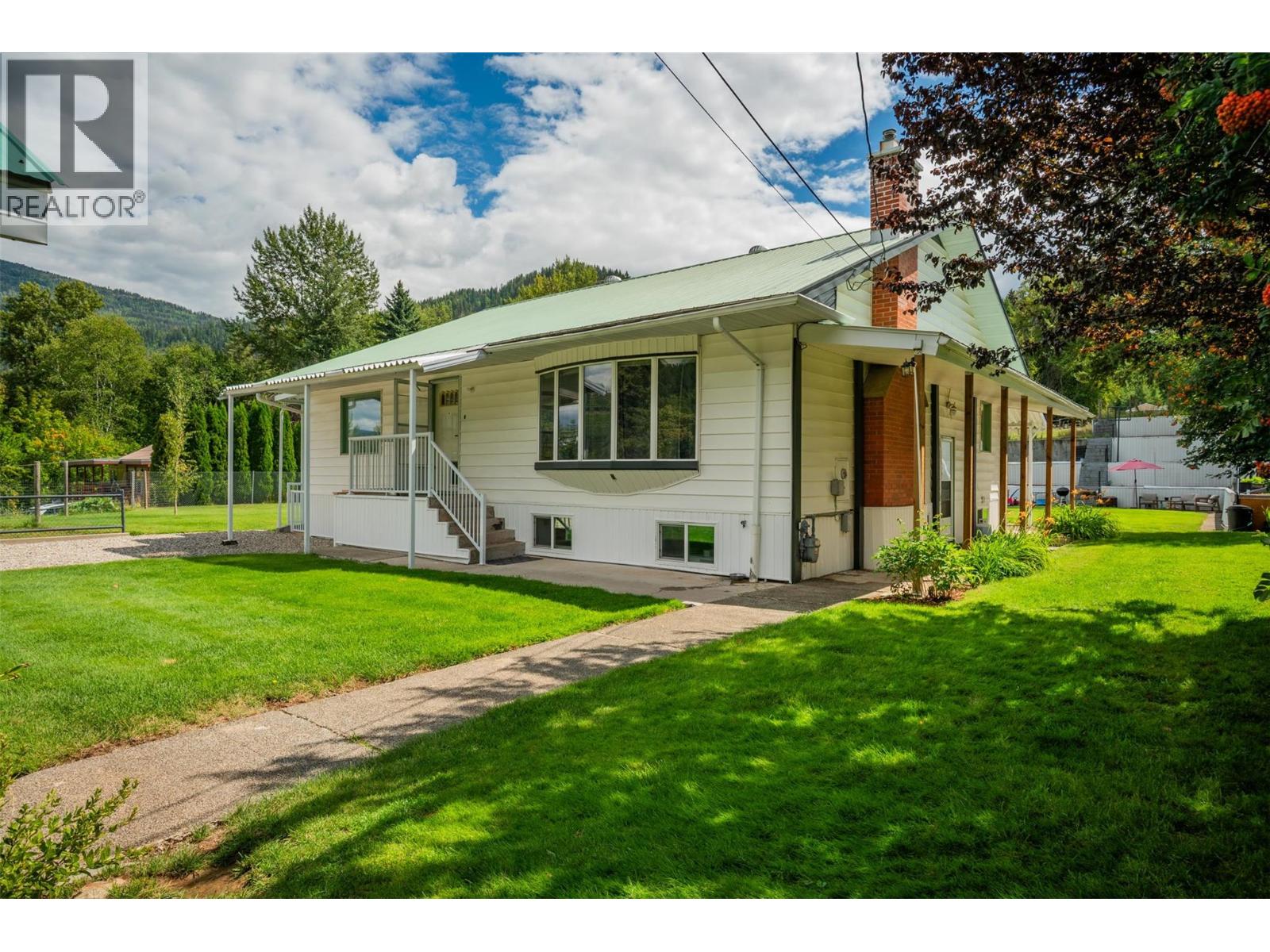 2004 Old Salmo Rd, Fruitvale, BC V0G 1L1
