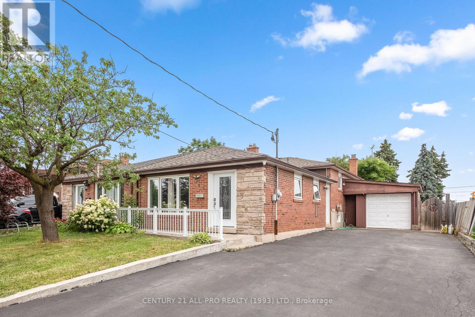 84 Goldsboro Rd, Toronto, ON M9L 1A7