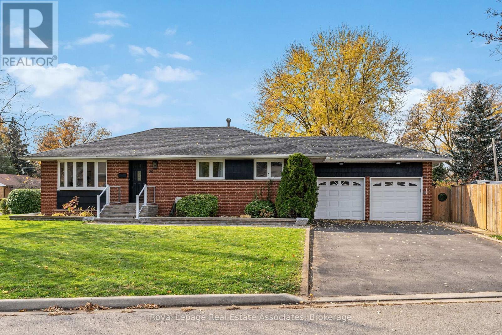 20 Suburban Dr, Mississauga, ON L5N 1G5