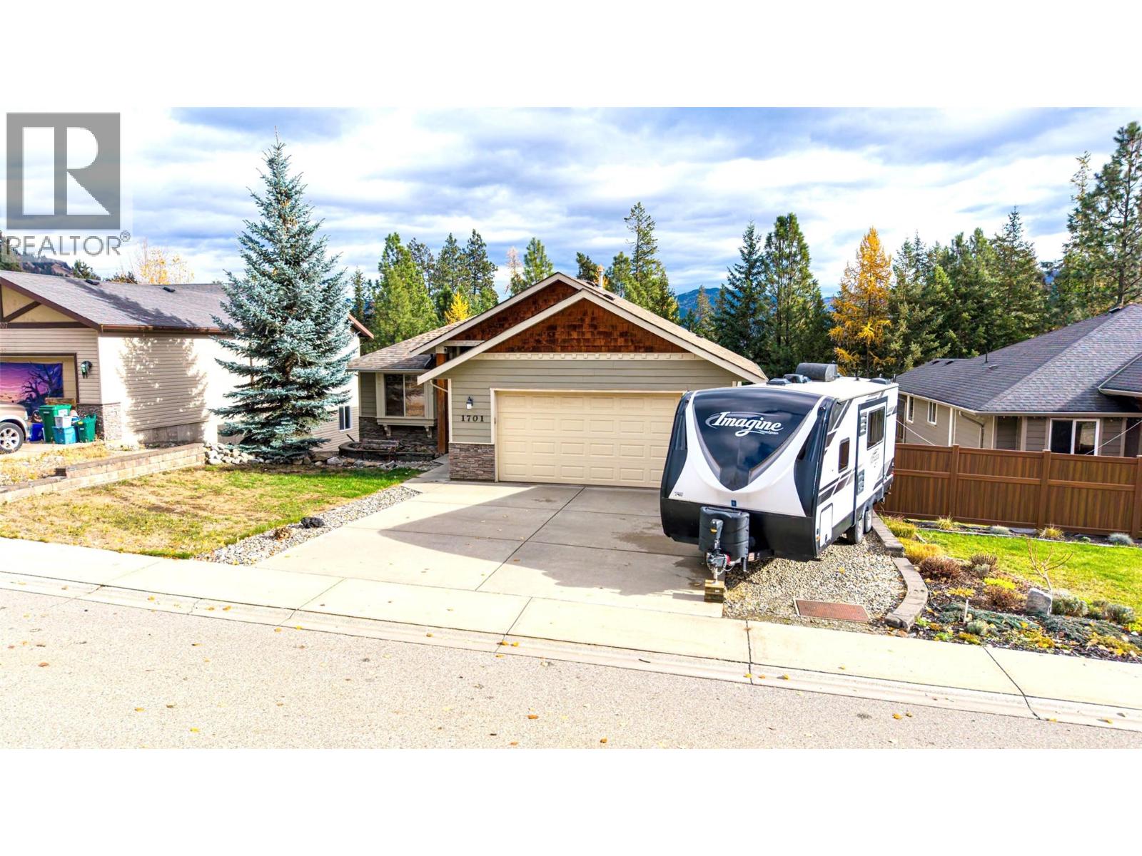 1701 Mountain View Ave, Lumby, BC V0E 2G0