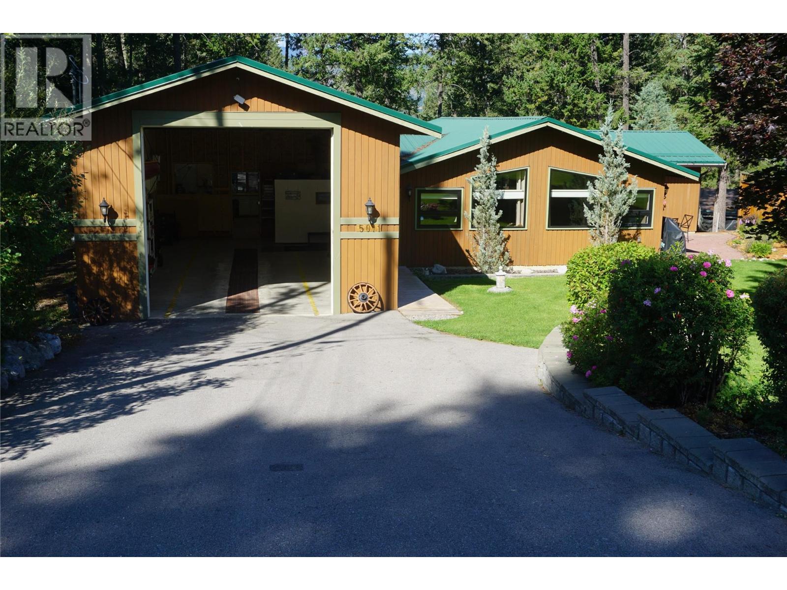 5011 Fairway Dr, Fairmont Hot Springs, BC V0B 1L1