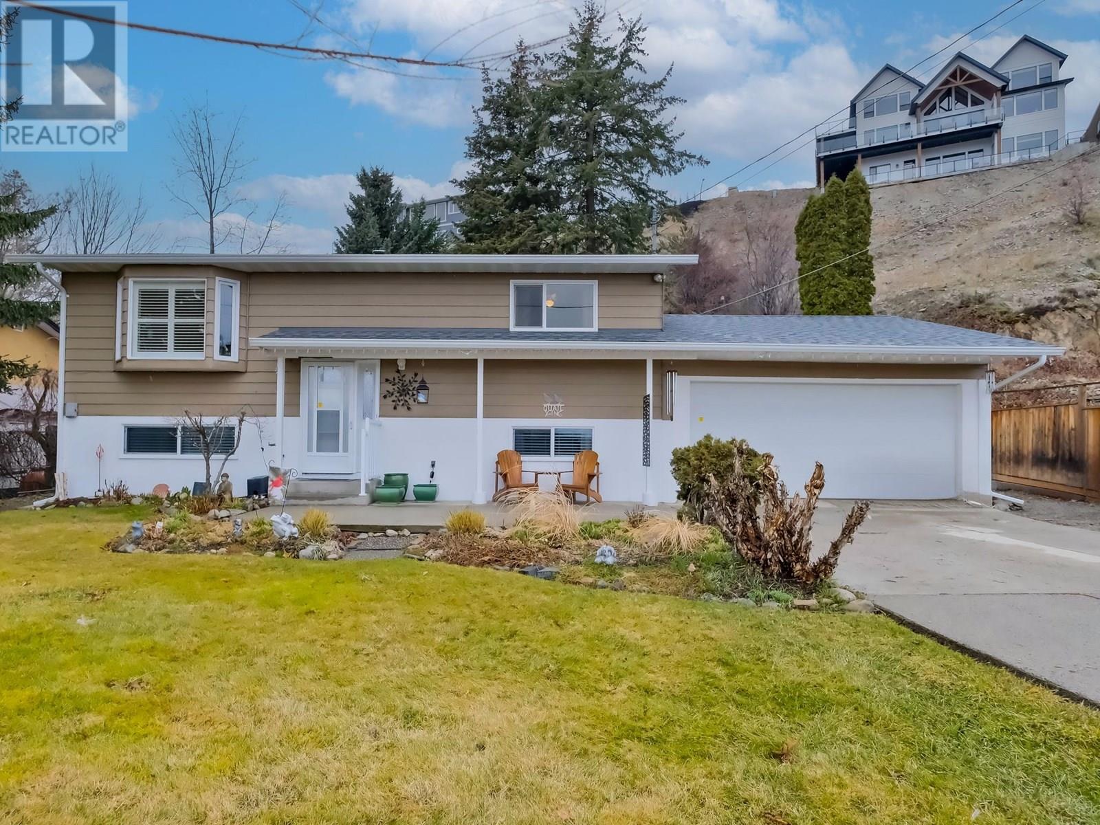 5882 Victoria St, Peachland, BC V0X 1X4