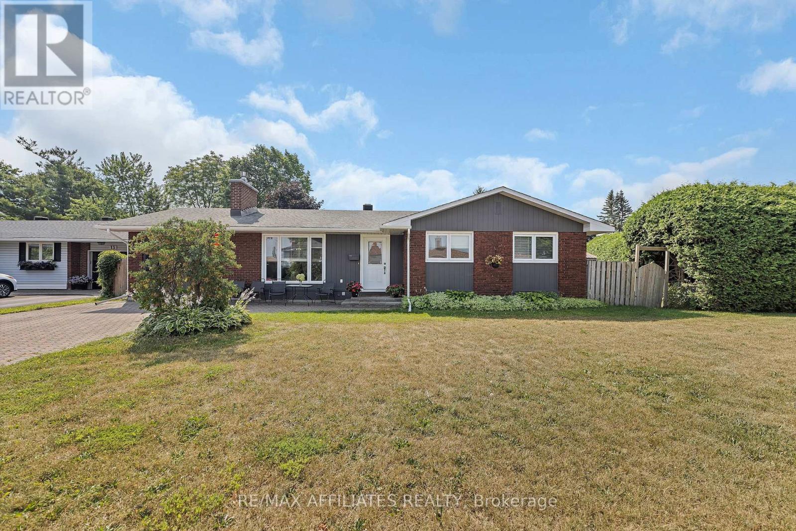 11 Tripp Cres, Ottawa, ON K2J 1C5