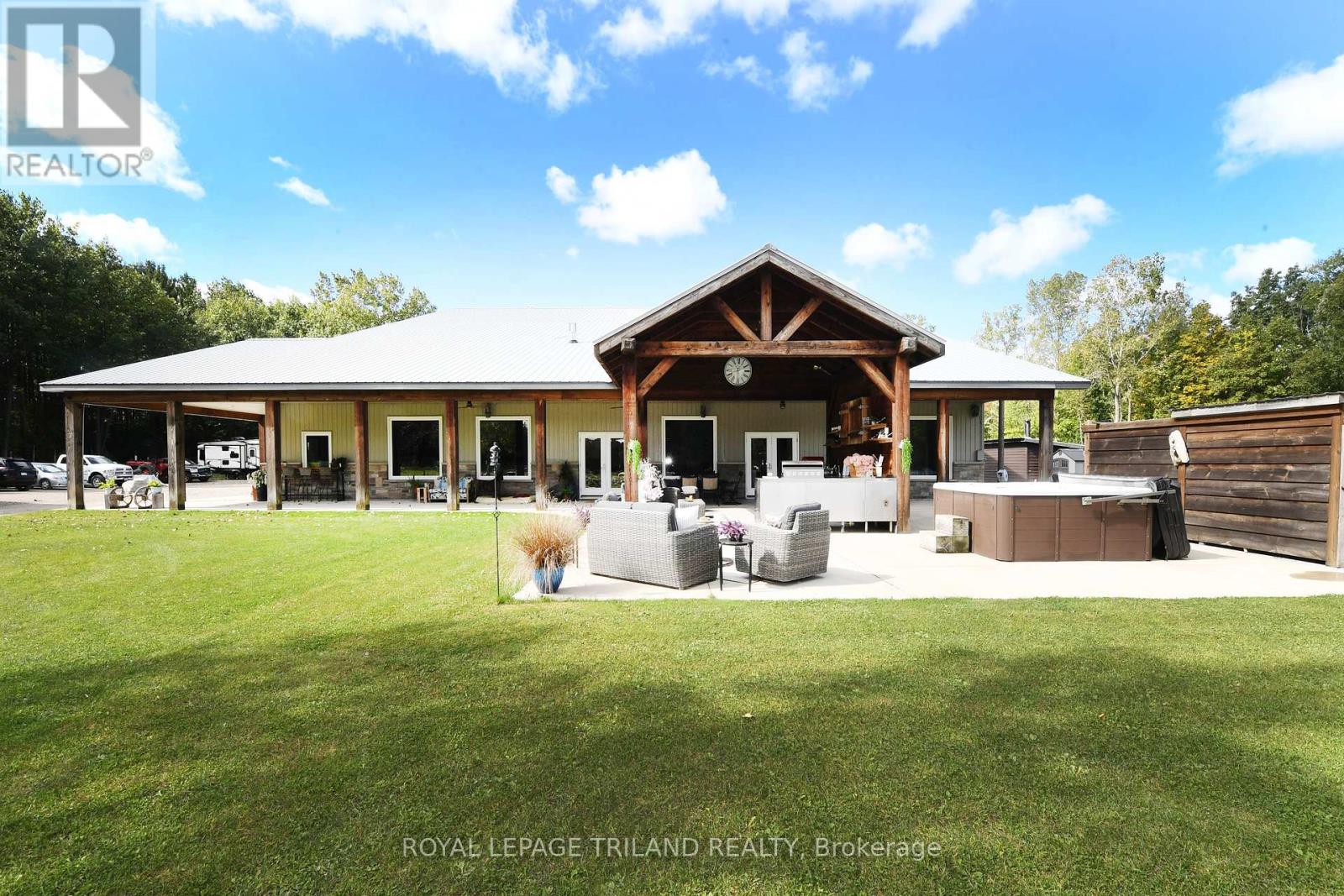 7264 Ridge Rd, Lambton Shores, ON N0M 2N0