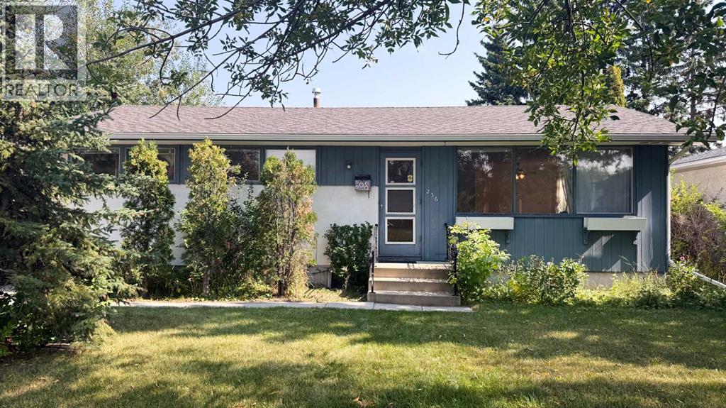 236 Westwood Dr SW, Calgary, AB T3C 2W3