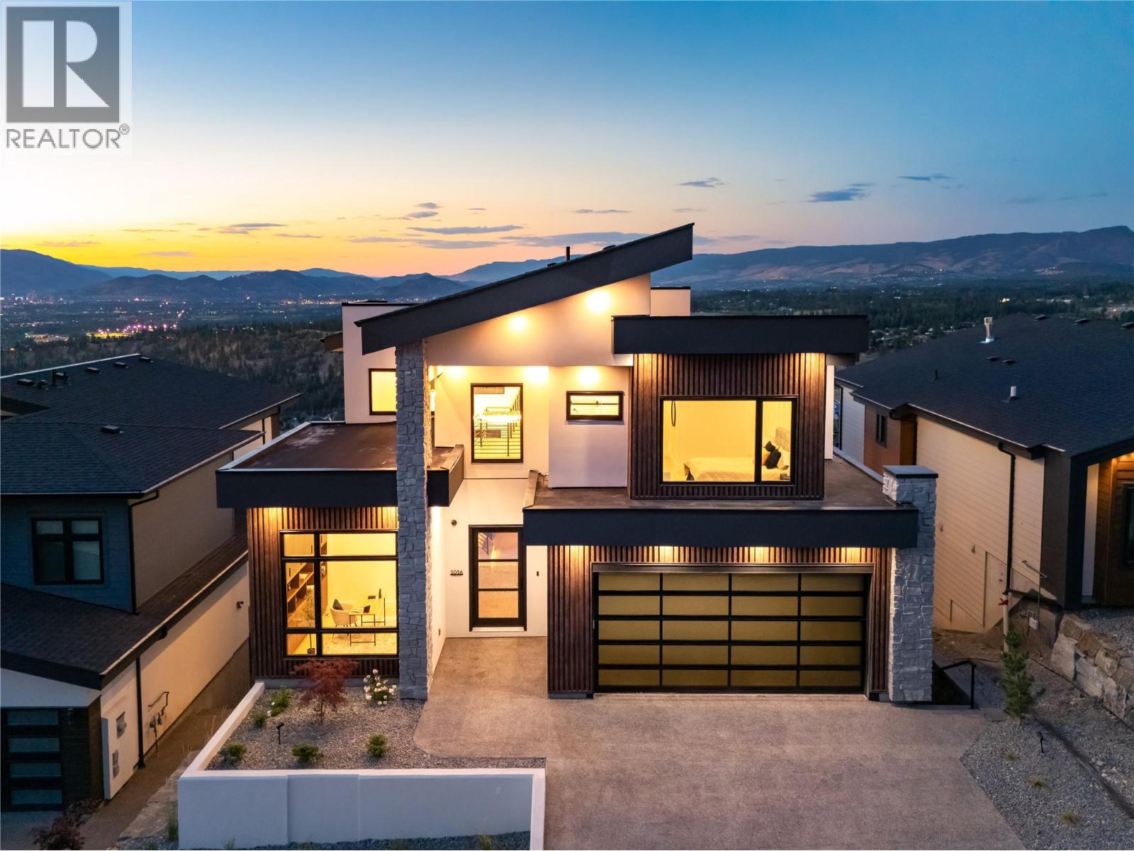 1016 Emslie St, Kelowna, BC V1W 0C3