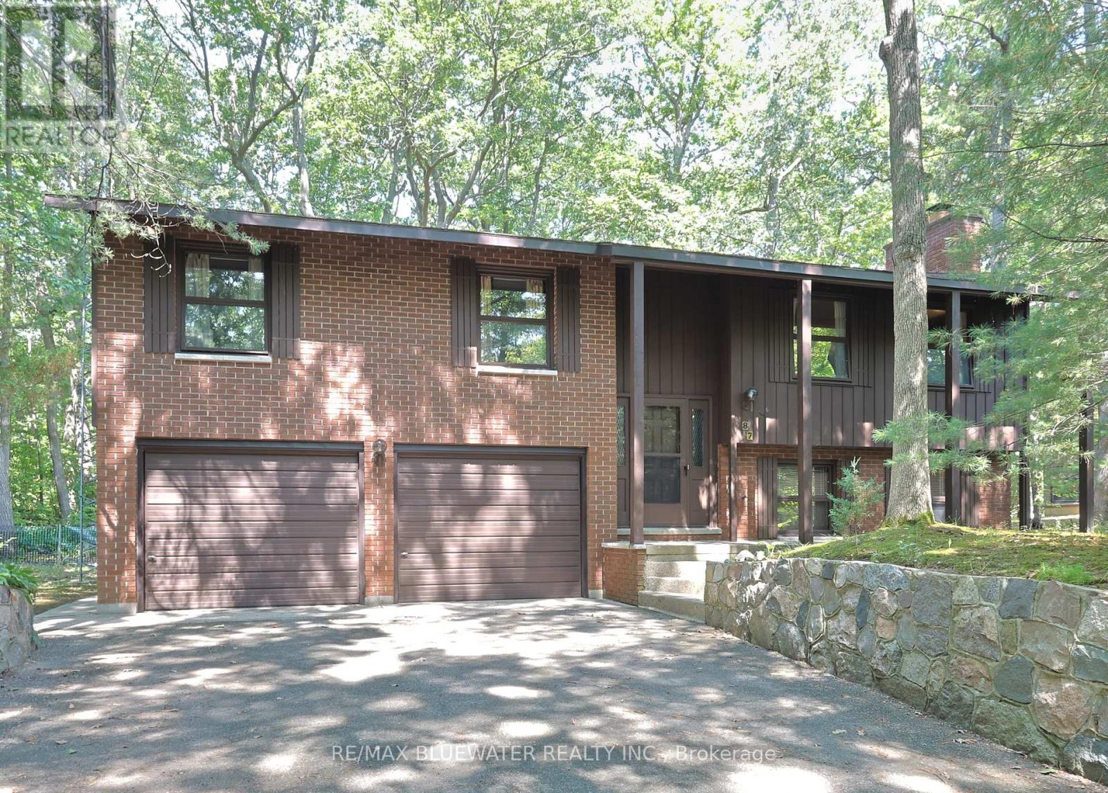 10346 Pines Pkwy, Lambton Shores, ON N0M 1T0