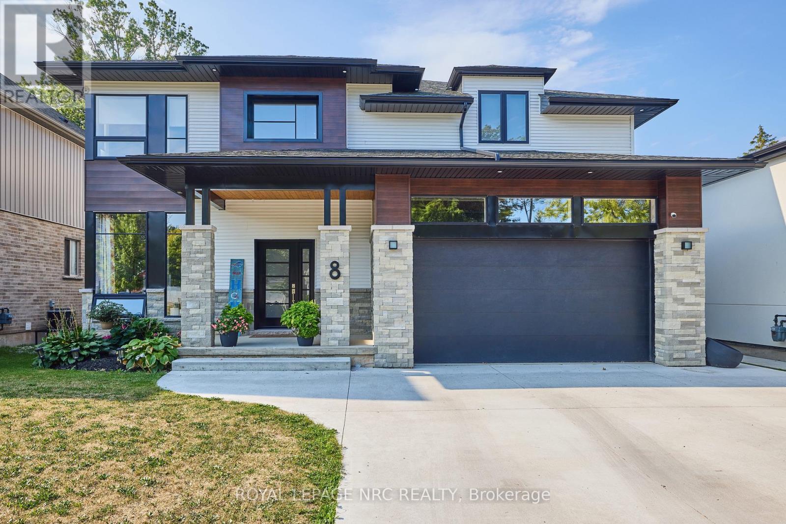 8 Hilda St, Welland, ON L3C 0H3