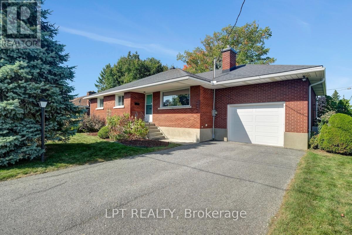 151 Oakridge Blvd, Ottawa, ON K2G 2V3