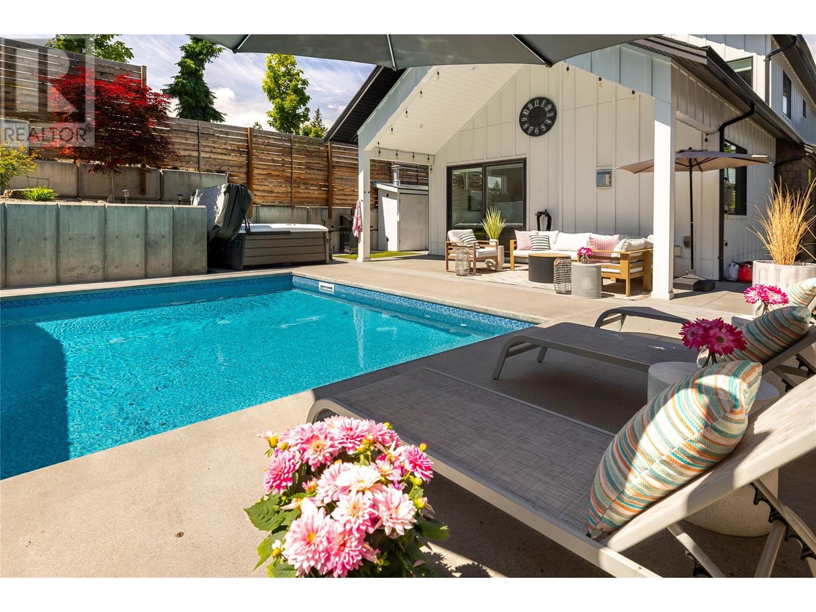765 Barnaby Rd, Kelowna, BC V1W 4N9
