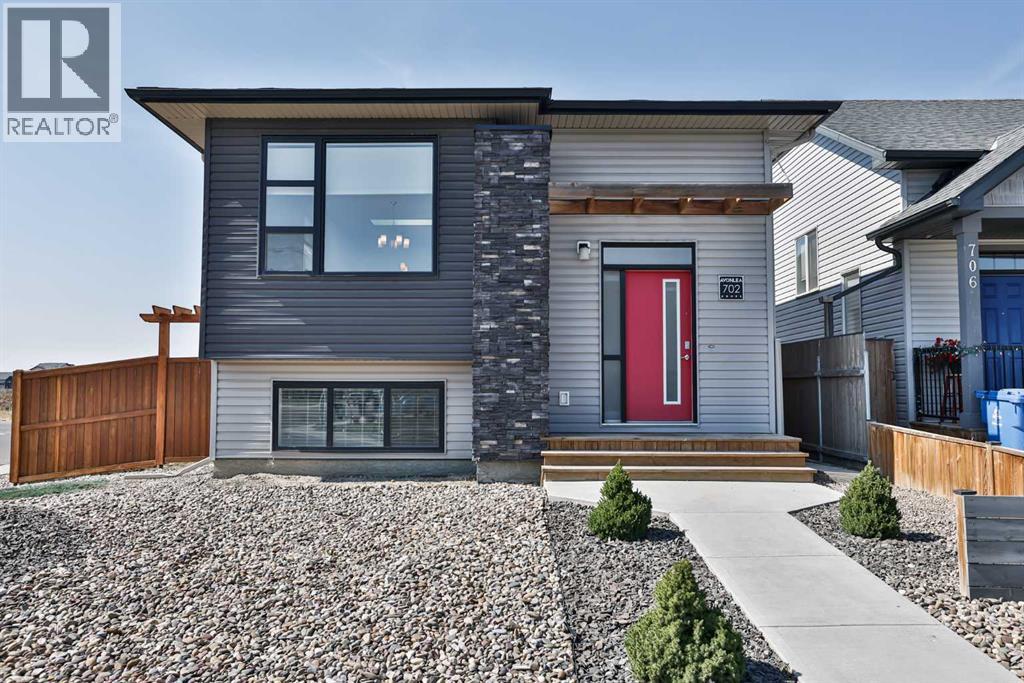 702 Greywolf Run N, Lethbridge, AB T1H 7E9