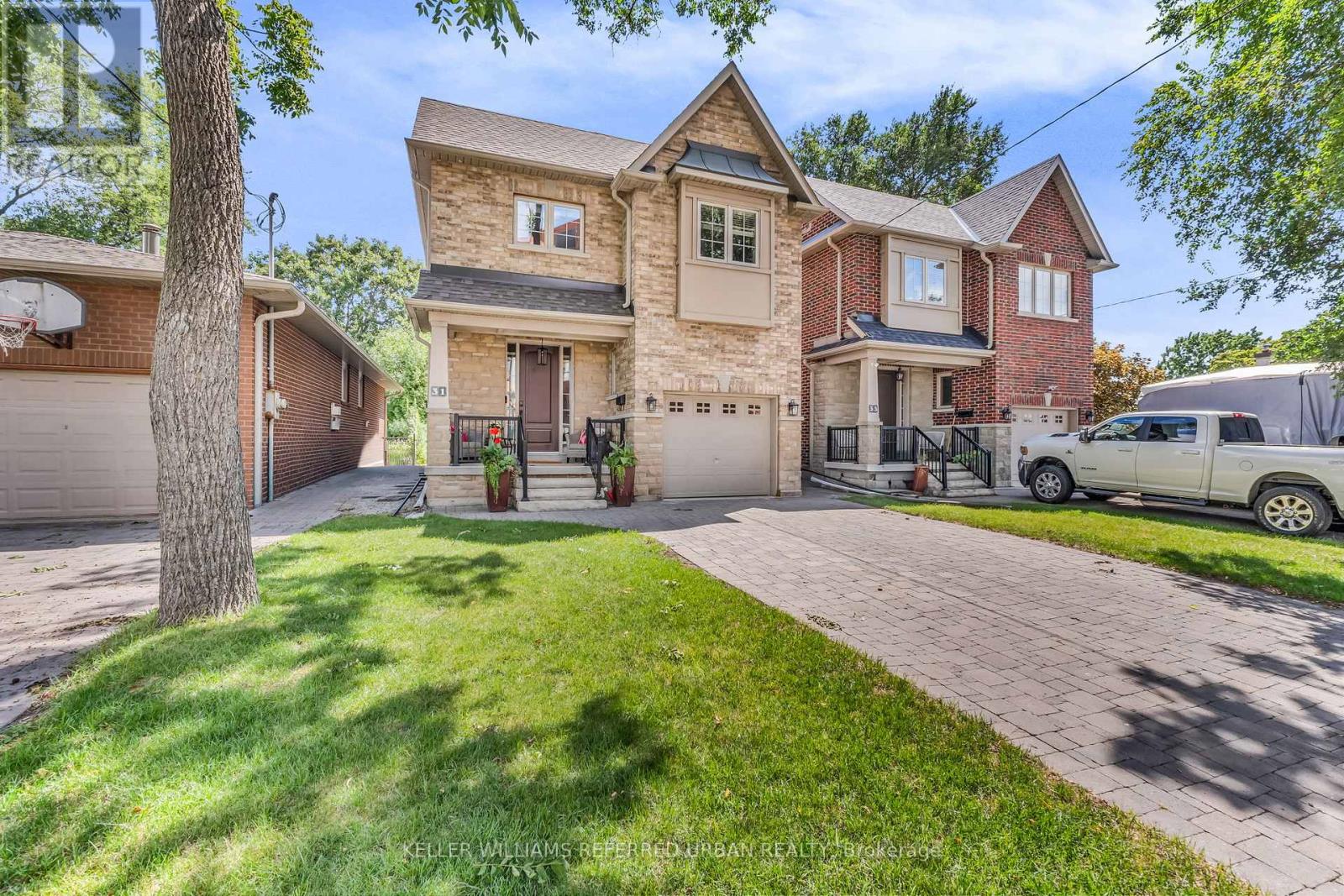31 Bisset Ave, Toronto, ON M8W 2T1
