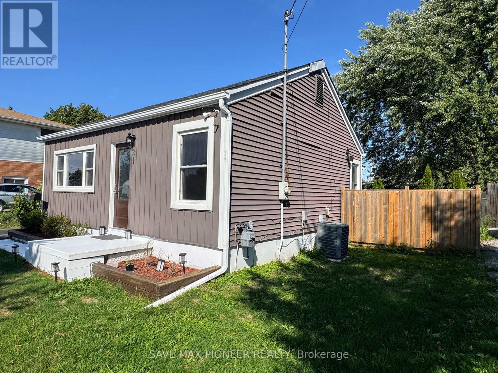21 Mary St, Fort Erie, ON L2A 4A2