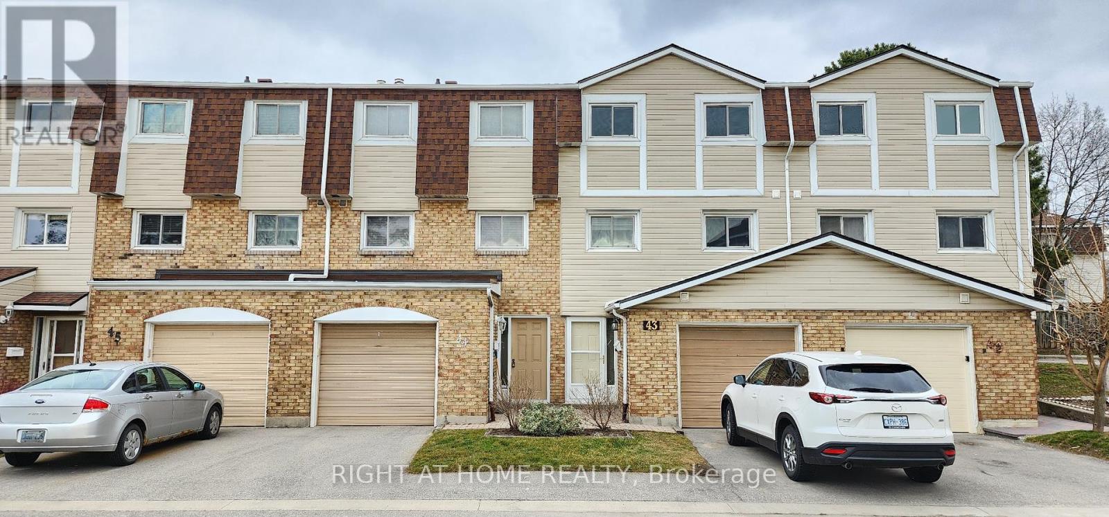 43 11 Harrisford St, Hamilton, ON L8K 6L7