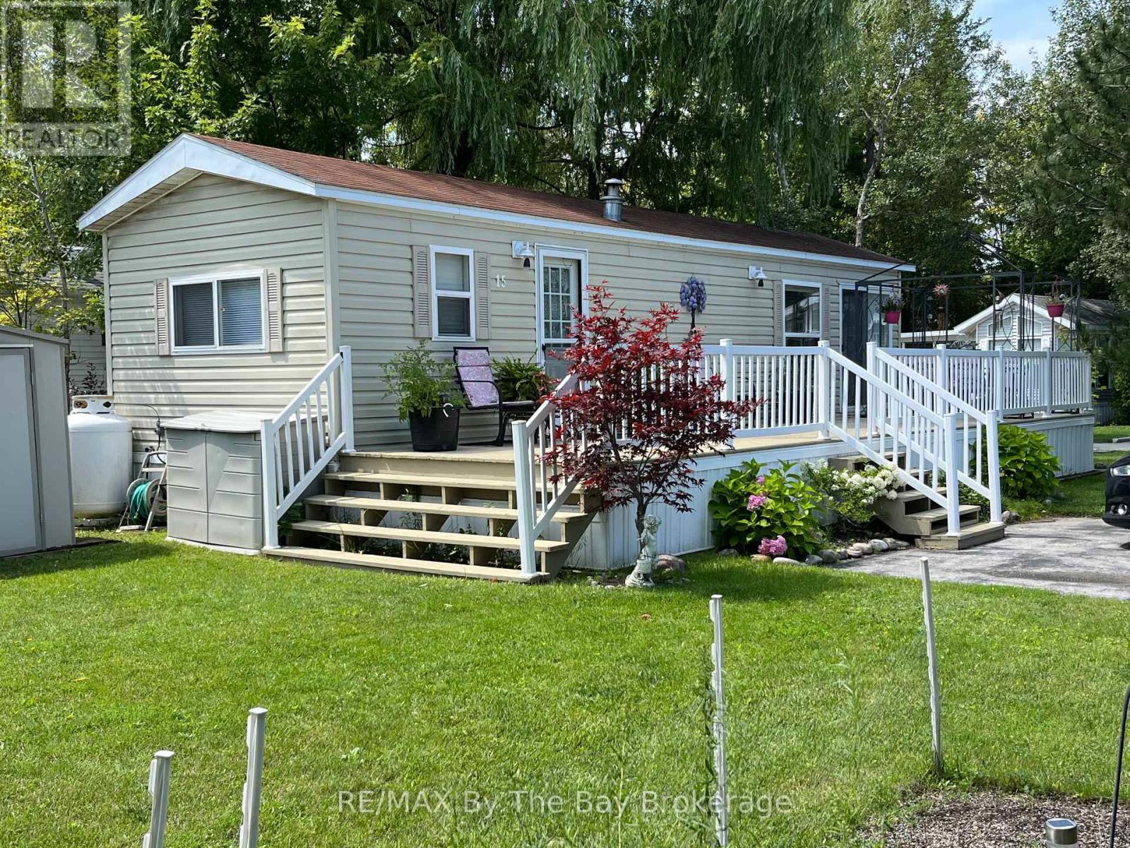 15 Huron Cir, Wasaga Beach, ON L9Z 1X7
