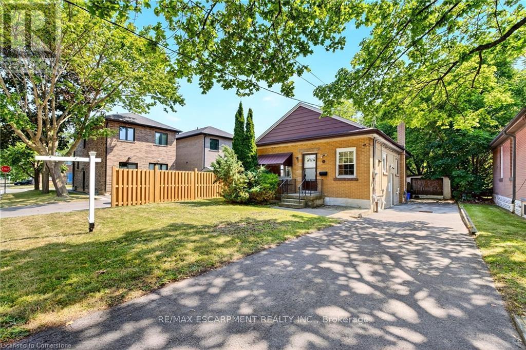 111 Leland St, Hamilton, ON L8S 3A3