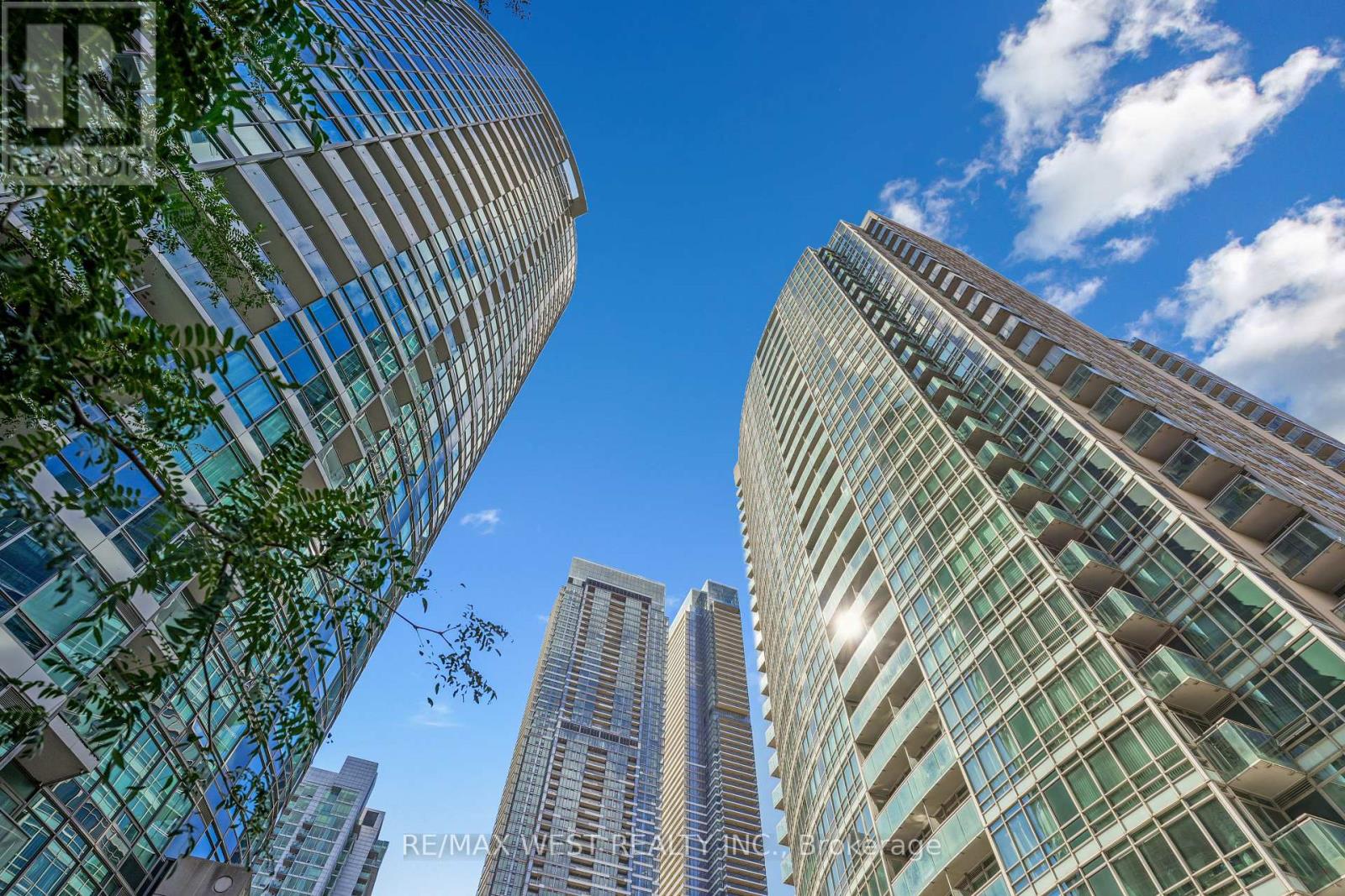 1901 381 Front St W, Toronto, ON M5A 1G4