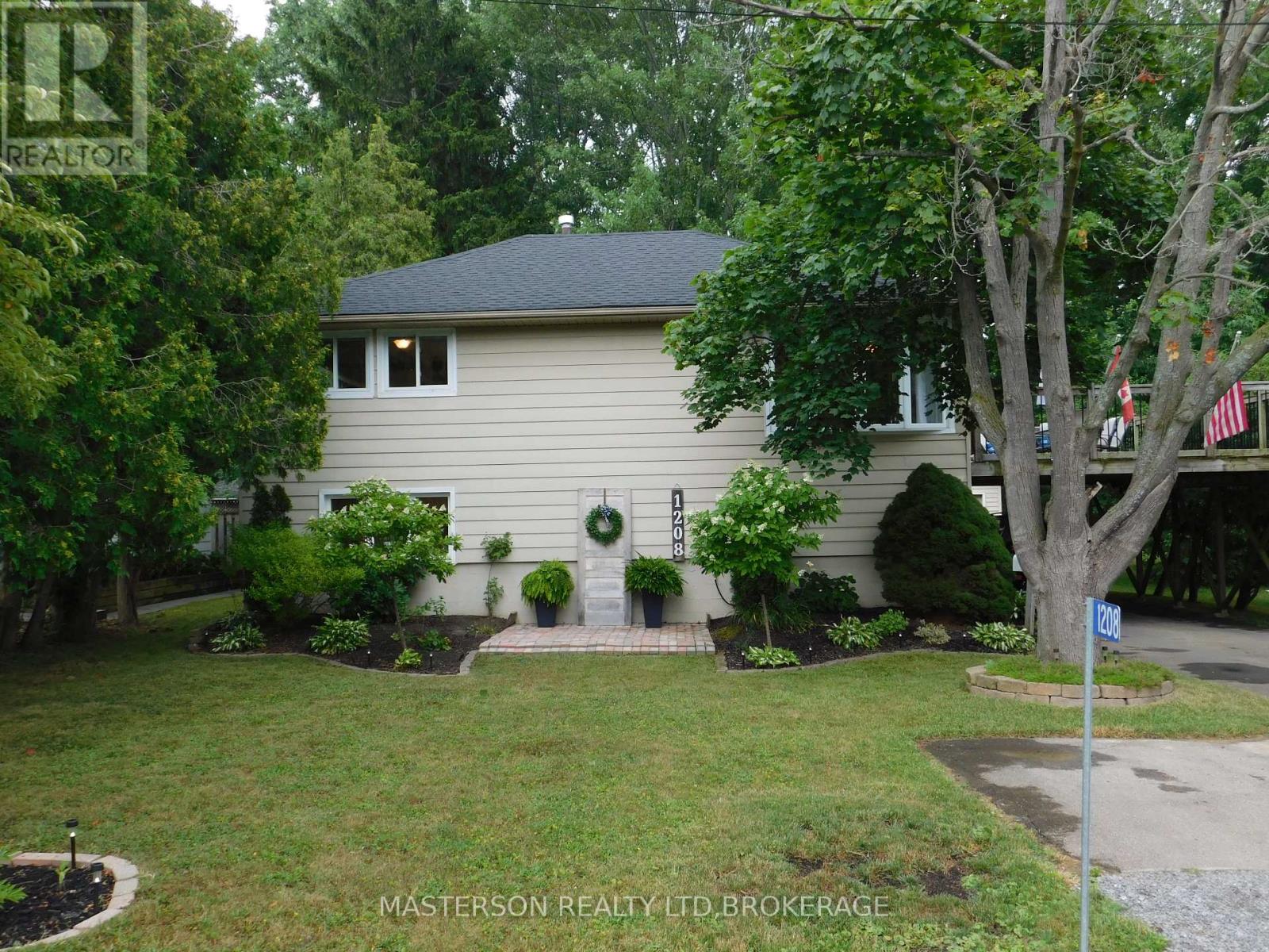 1208 Benner Ave, Fort Erie, ON L2A 4N7