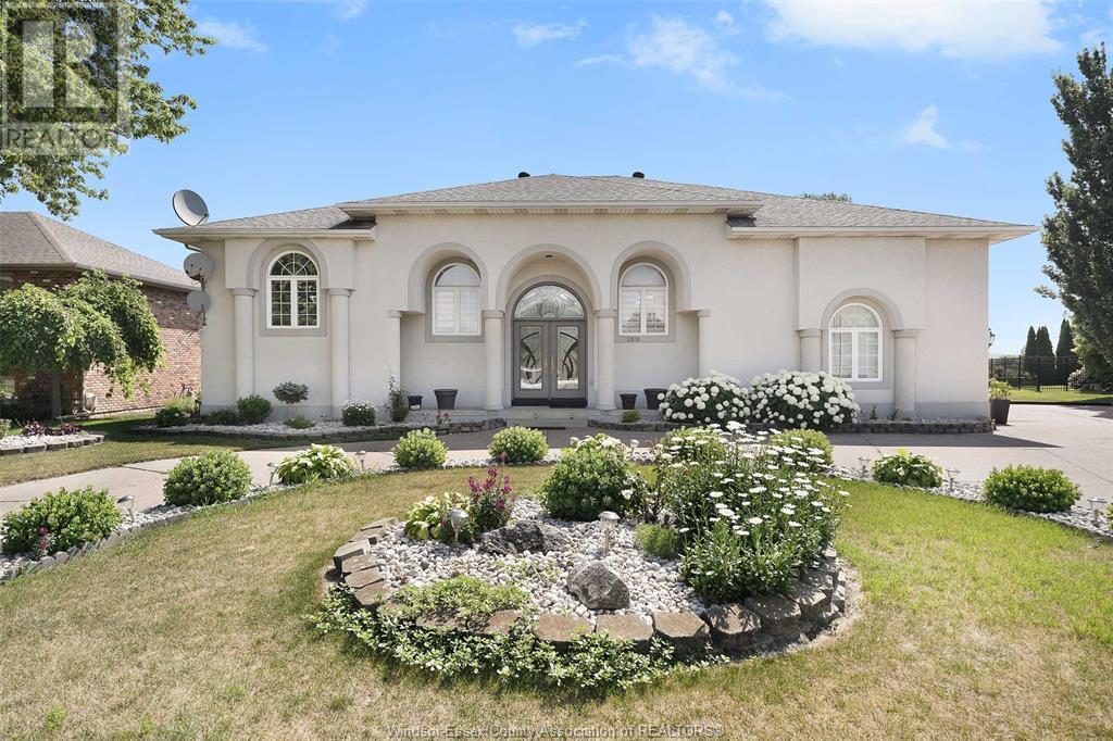 2070 Funaro Cres, Tecumseh, ON N9K 1C4
