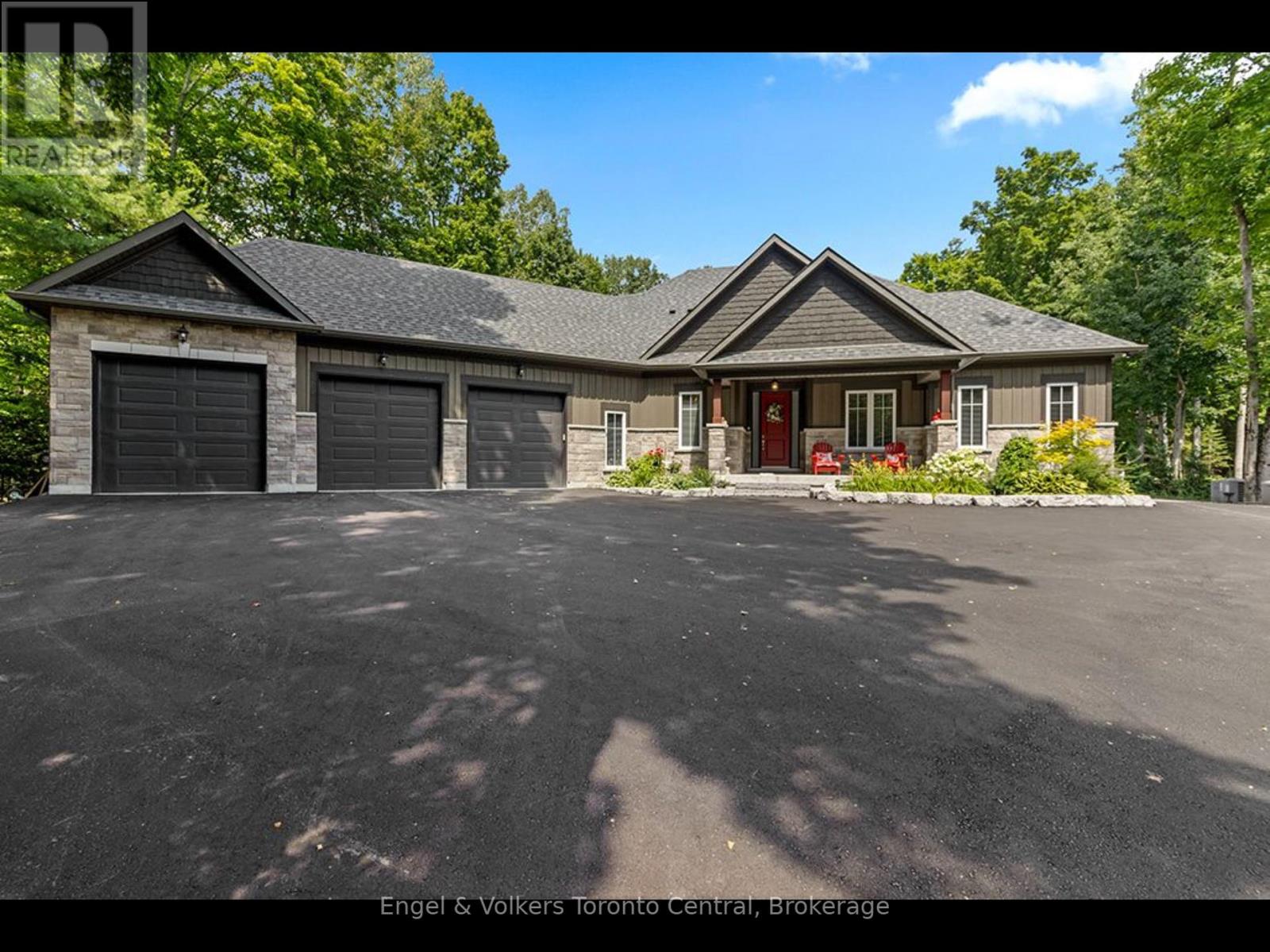 81 Spruce St, Tiny, ON L0L 1P1