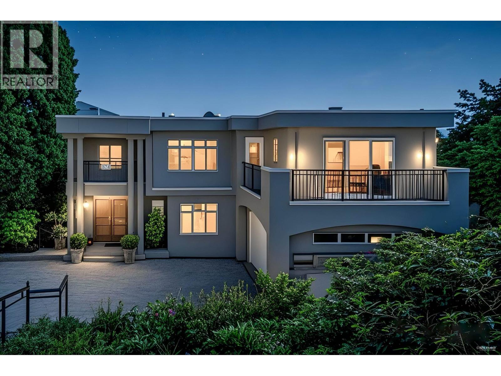 574 St Andrews Pl, West Vancouver, BC V7S 1V8