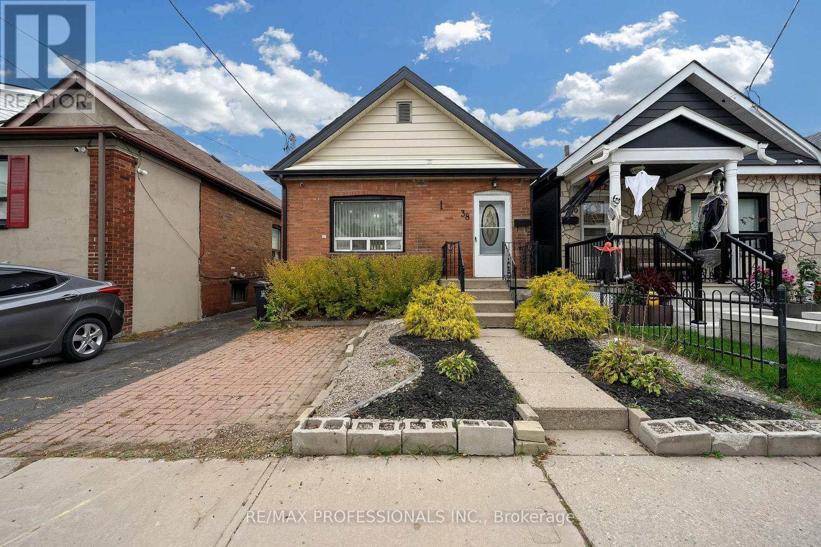 38 Nickle St, Toronto, ON M6M 2H6