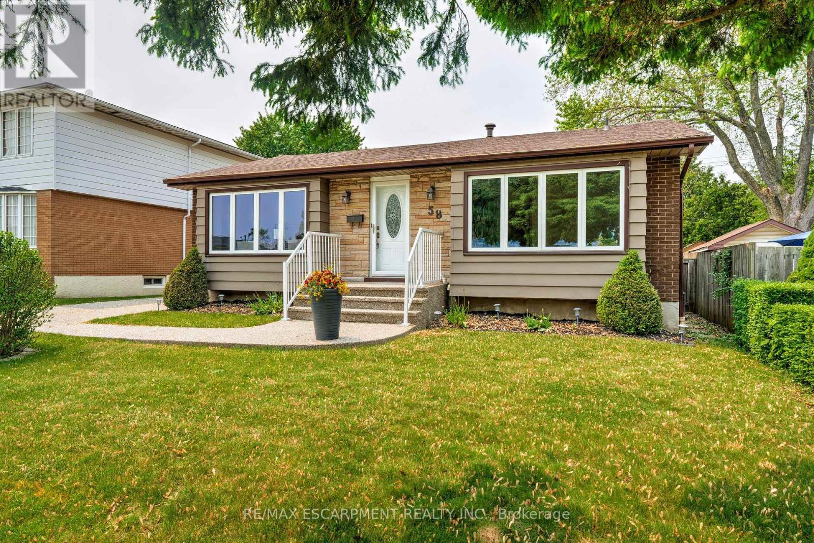 58 Goldfinch Rd, Hamilton, ON L9A 3W7